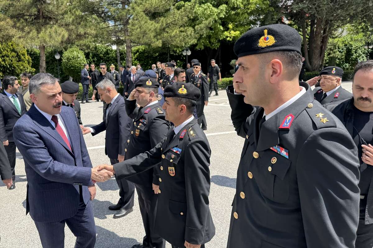Bakan Çiftçi baba ocağı Konya’da! Emniyet ve jandarma personeliyle bayramlaştı 5